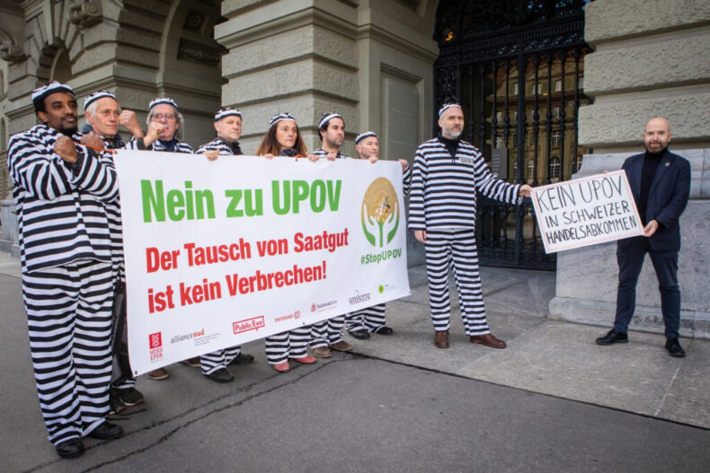 Manifestation d'ONG devant le Palais fédéral à Berne contre la privatisation des semences.