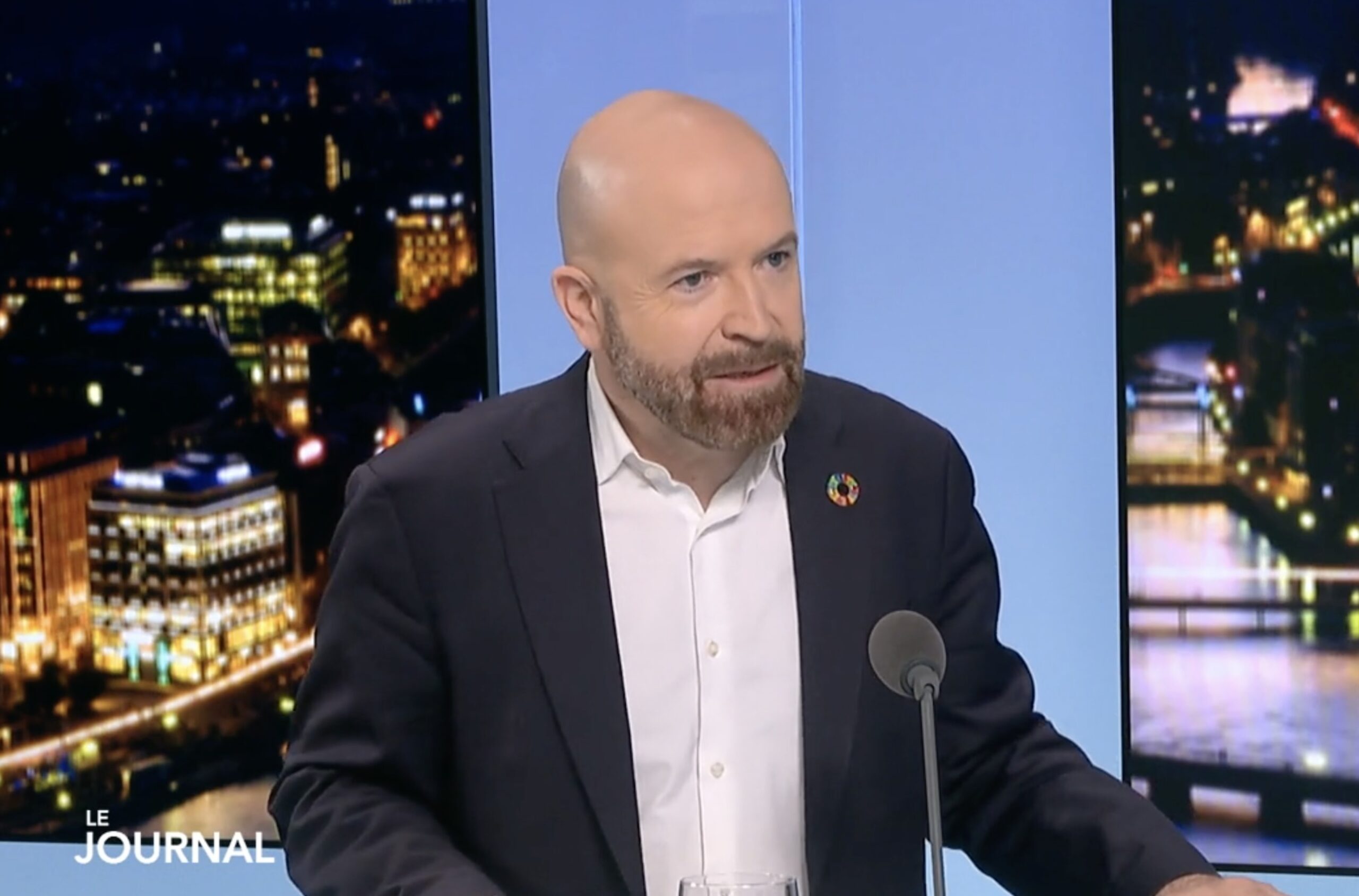 Nicolas Walder sur le plateau de Léman bleu pour annoncer sa candidature à l'investiture des Verts pour le Conseil d'Etat.